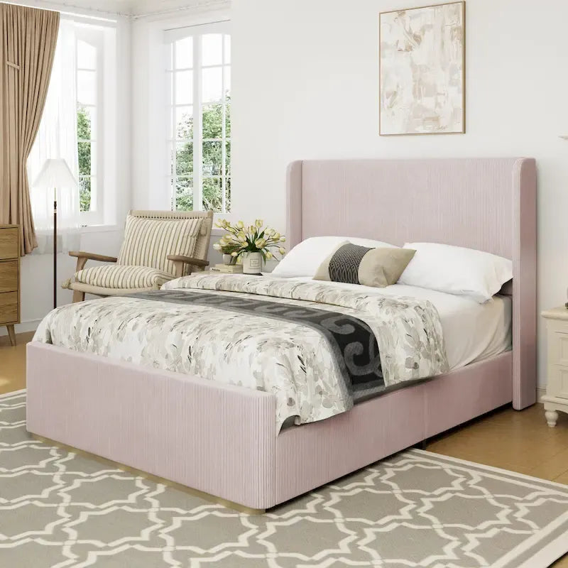 Gestoffeerd bed met ribfluwelen frame, wingback hoofdeinde en hoog voeteneinde (Queen/King size)