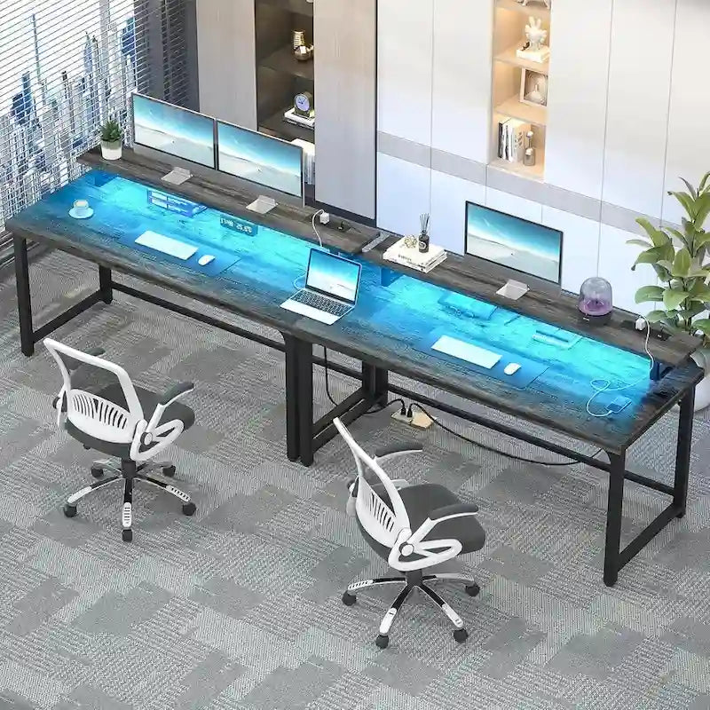 55-inch computerbureau met stopcontacten en ledlichtstrip
