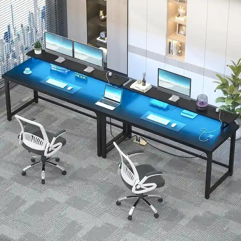 55-inch computerbureau met stopcontacten en ledlichtstrip
