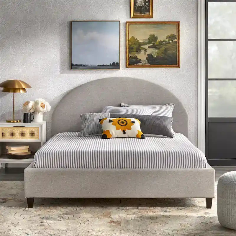 Gestoffeerd Queen Platformbed met Rond Hoofdeinde in Mid-Century Stijl