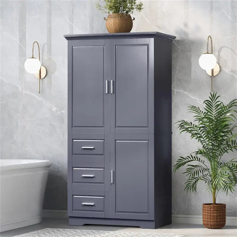 Hoge en brede opbergkast met deuren voor de badkamer, drie lades